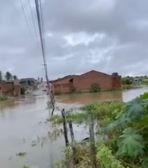 Chuva deixa vias alagadas e intransitáveis no Conjunto Valentim, em Arapiraca