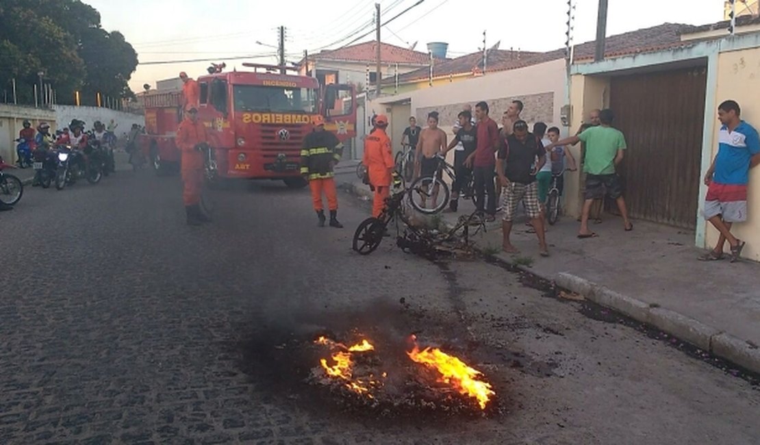 Cinquentinha tem problema elétrico, pega fogo e condutor sai ileso em Arapiraca
