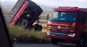 [Vídeo] Carreta com carregamento de milho despenca na Serra das Pias em Palmeira dos Índios
