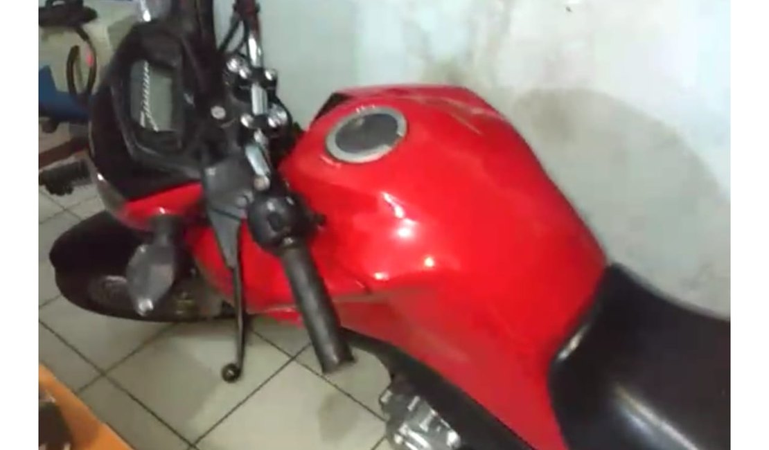 [Vídeo] Moto roubada em Arapiraca é adulterada em oficina de Porto Calvo