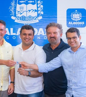 Em Girau, prefeito Bebeto Barros recebe nova ambulância do Samu ao lado de Paulo Dantas