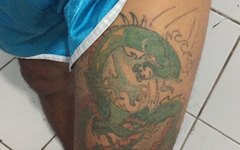 Tatuagem em uma das pernas do acusado 