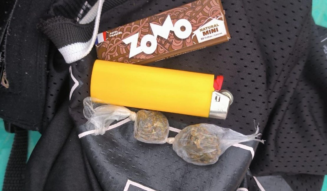 Agentes do Ronda no Bairro flagram uso de drogas no Marco dos Corais, em Maceió