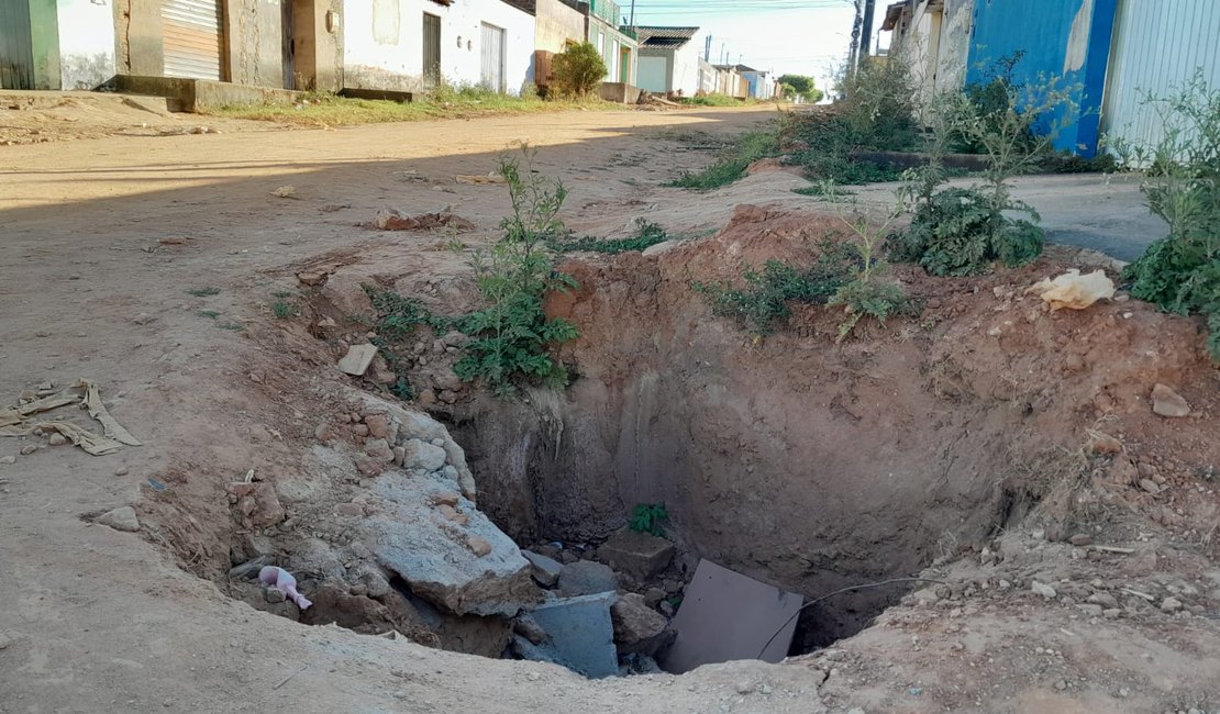 [Vídeo] Moradores do Planalto, em Arapiraca, esperam por conclusão de obra enquanto convivem com buracos