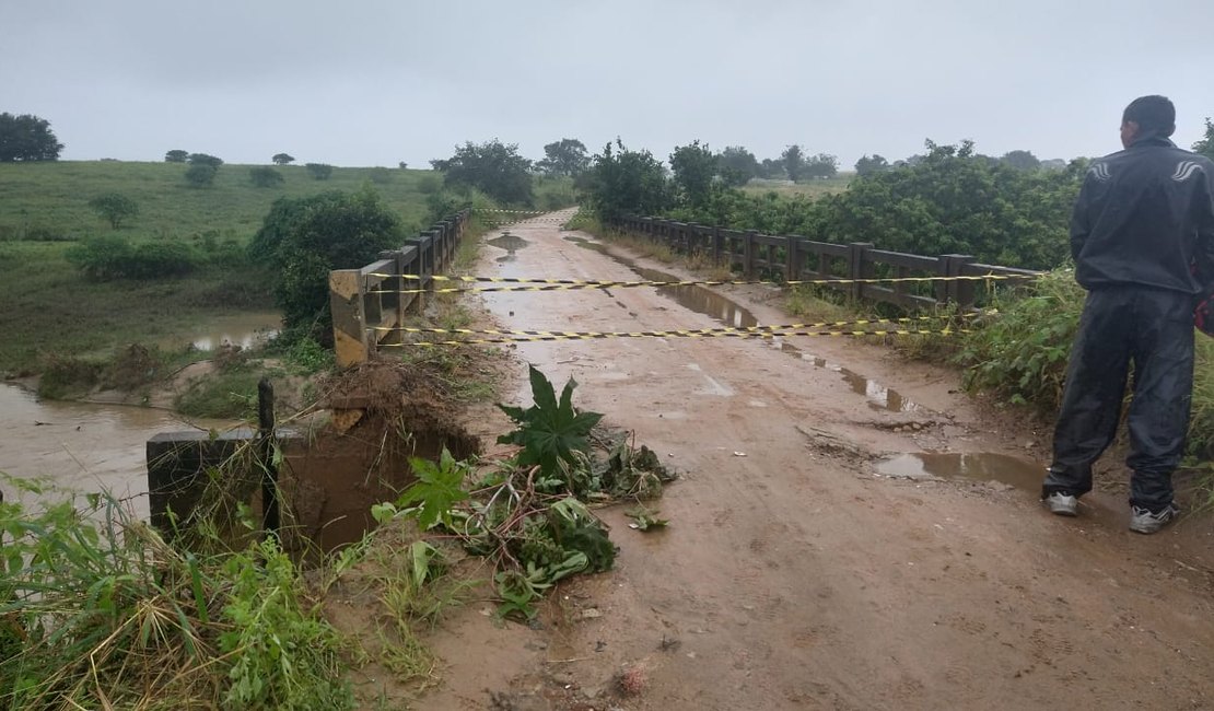 Ponte na zona rural de Palmeira corre risco de desabamento