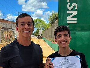 Deputado Leonam homenageia estudante que denunciou caso de intolerância religiosa no Ifal