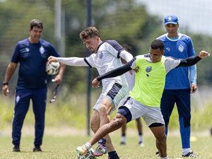 CSA treina para enfrentar o Uberlândia e continua com desfalques na zaga