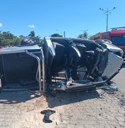 Carro capota e derruba poste em frente ao Bope, na Praia da Avenida