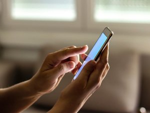 Mulher empresta celular para vizinho, ele some com aparelho e ainda a ameaça pelo WhatsApp, em Arapiraca
