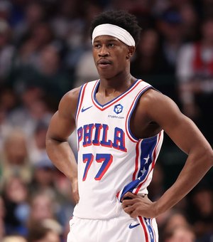 Calouro do 76ers viraliza após “toco duplo” em jogo da NBA