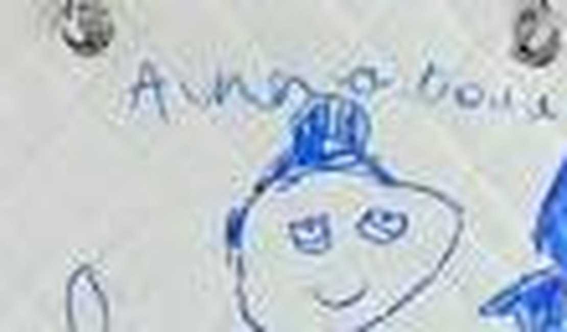 Menina de 5 anos faz desenho de caneta em bolsa Chanel de R$ 15 mil da mãe