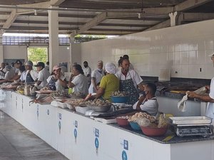 Secretaria Municipal de Abastecimento realiza feira de pescados no Centro Pesqueiro em Jaraguá