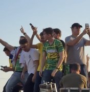 Apoiadores de Flávio Bolsonaro se reúnem em ato no Farol da Barra, em Salvador