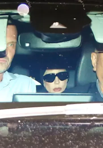 Lady Gaga chega ao Brasil para apresentação gratuita em Copacabana, no Rio