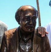Estátua de Aurélio Buarque é alvo de vandalismo em Maceió