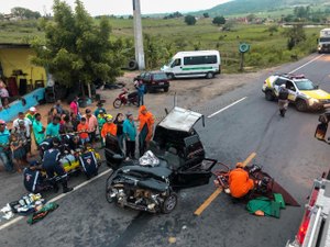 Colisão entre carros deixa jovem ferido e preso às ferragens no Sertão