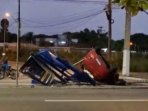 [Vídeo] Carro perde controle e destrói ponto de ônibus e poste na Av. Durval de Góes Monteiro