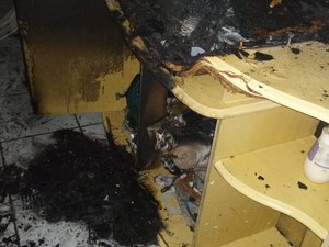 [Vídeo] Após corte de energia elétrica, vela acesa provoca incêndio em residência