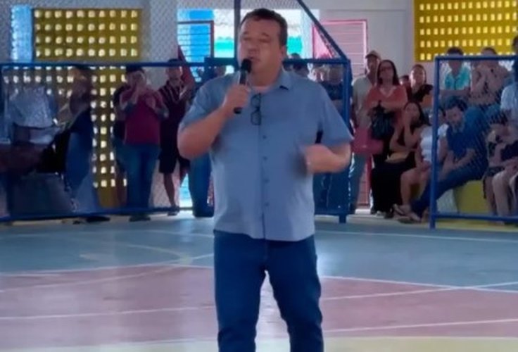 Prefeito convoca reunião em ginásio e promove demissão em massa de contratados