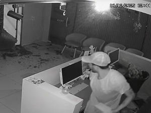 Dupla invade clínica de ortopedia e furta celular na Ponta Verde