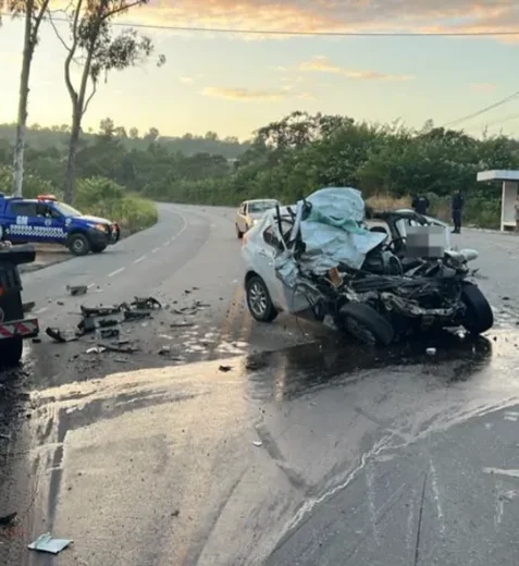 Colisão frontal entre caminhão e carro deixa sargento da PM morto em Branquinha