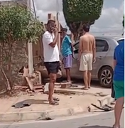 Carro perde controle e atinge muro de residência no bairro Planalto, em Arapiraca
