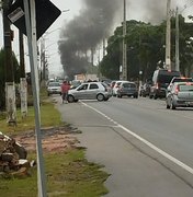 [Vídeo] Moradores protestam após terem casas alagadas na Praia do Francês