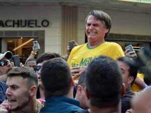 Facada em Bolsonaro durante campanha completa um ano