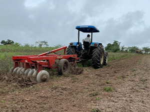 Prefeito Bueno Higino garante mais de 8 mil tarefas de terras aradas para agricultores em Coité do Nóia