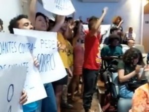Estudantes da Ufal realizam protesto durante visita do ministro da Educação