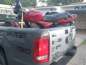 Polícia Militar recupera moto roubada com menor e condutor foge, em Arapiraca