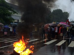 Em meio a chuvas, Maceió amanhece com vias interditadas por movimentos sociais