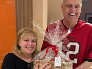 Oscar Schmidt homenageou esposa ao entrar para o hall da fama do basquete: 'minha melhor pessoa'