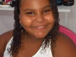 Primeira criança morta por bala perdida em 2020 no Rio é enterrada