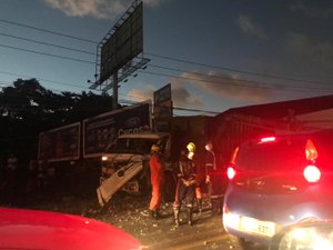 [Vídeo] Motorista fica preso às ferragens em acidente na Av. Leste Oeste 