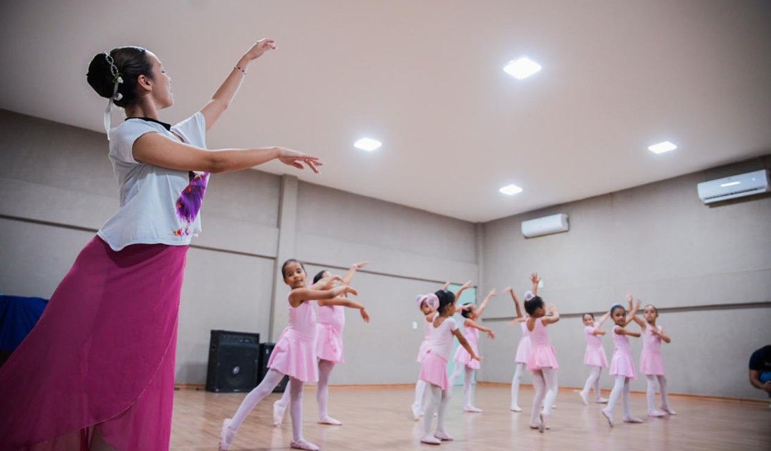 Arapiraca comemora os 15 anos de Escola de Artes e Museu Zezito Guedes com aula aberta e exposição