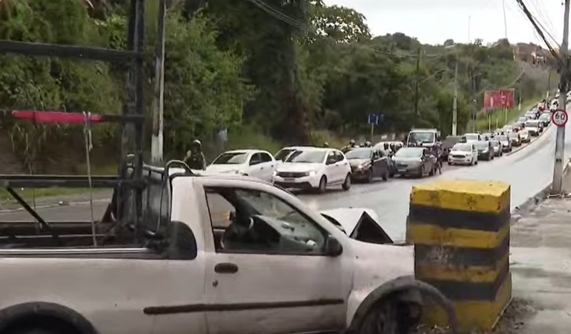 Carro perde controle, bate em mureta e bloqueia parte da Av. Leste-Oeste