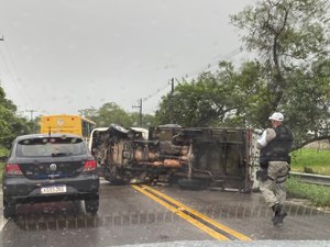 [Vídeo] Caminhão tomba e deixa trânsito lento na BR-316, em Satuba