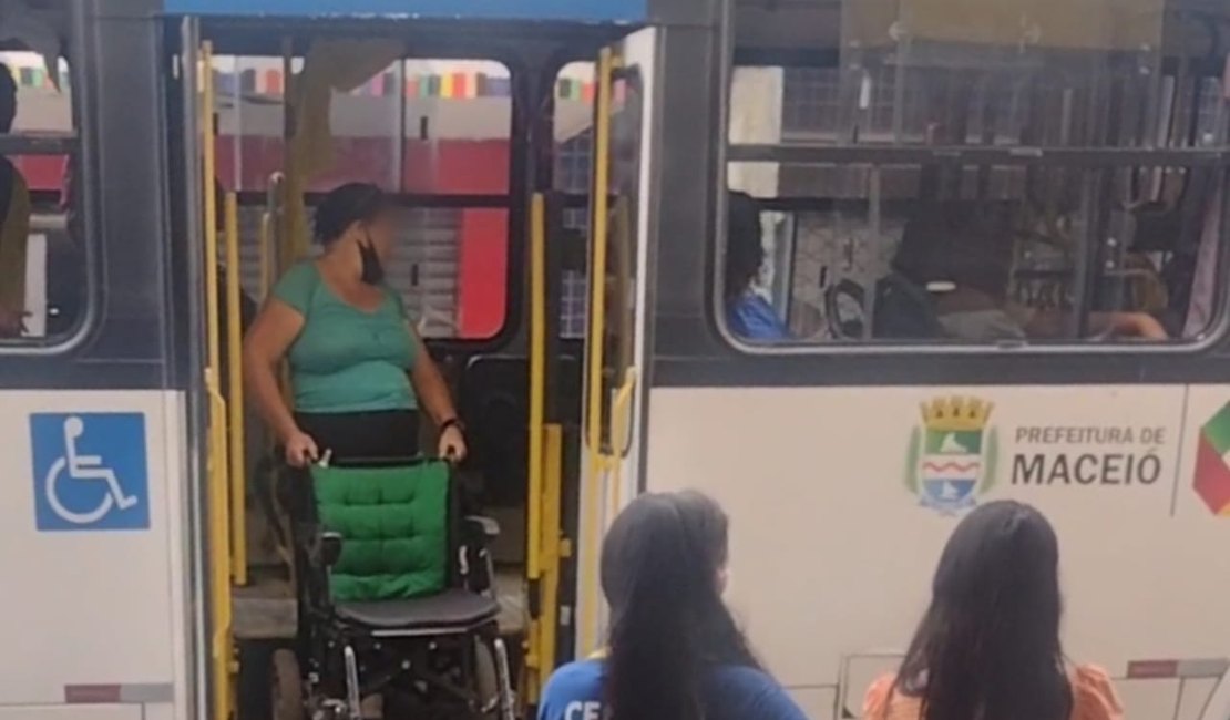 Cadeirante se levanta, empurra cadeira ao subir em ônibus e causa confusão