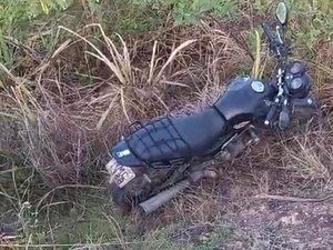 Moto é encontrada abandonada em matagal no Benedito Bentes