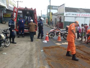 Ciclista sofre acidente ao deslizar em óleo diesel derramado na pista