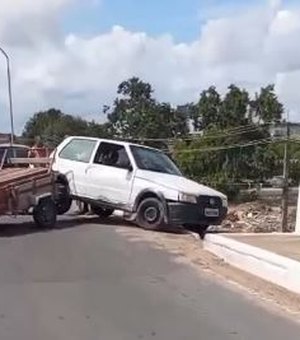 Carro com reboque roda na pista em viaduto em frente ao shopping de Arapiraca