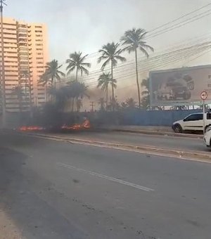 [Vídeo] Pais de alunos da rede municipal de Maceió voltam a protestar contra a falta de transporte escolar