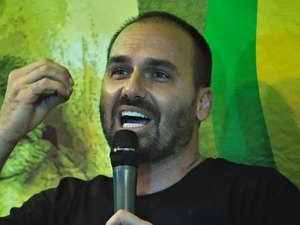 Eduardo Bolsonaro usou R$ 150 mil em espécie para pagar imóveis, diz jornal