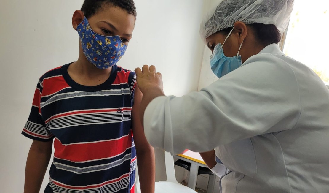Crianças de cinco anos são vacinadas em São Luís do Quitunde