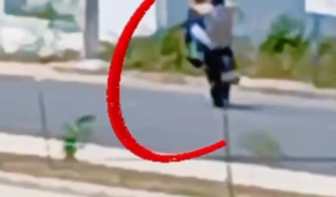 ﻿Videomonitoramento flagra manobras perigosas na rua e homem tem moto apreendida em Delmiro