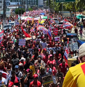 Ato em apoio a Lula reúne manifestantes na orla de Maceió