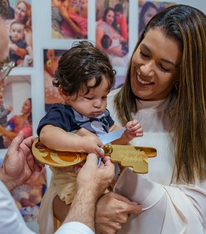 Pequeno herói: Luciano Barbosa entrega chave da cidade a bebê prefeito de 2025