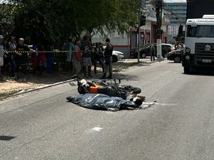 [Vídeo] Motociclista morre após colidir com carro e ser atropelado por caminhão