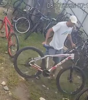 Imagens de câmeras flagram furto de bicicleta em escola no Vergel do Lago, em Maceió